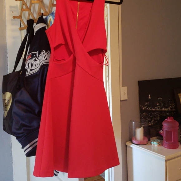 Red Express dress - Picture 2 of 2